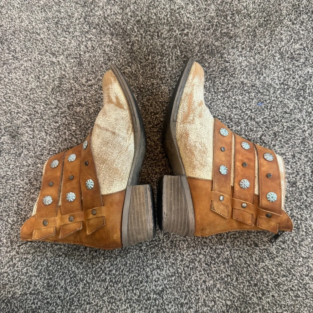 Women's Circle G Camel Harness & Studs Zipperr Ankle Boots Size 7